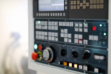 Modern endüstriyel makine merkezinin CNC kontrolleri. Seçici odak.