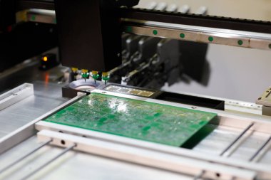PCB montajı için otomatik seçim ve yer makinesi. Yüzey montaj teknolojisi. Seçici odak.