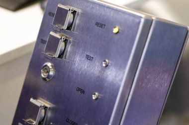 Paslanmaz çelik kontrol kutusunu kapatın. Seçici odak.