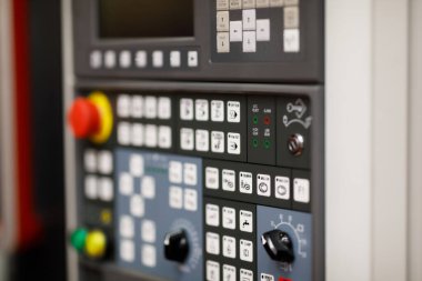 CNC metal işleme makinesinin kontrol paneli. Seçici odak.