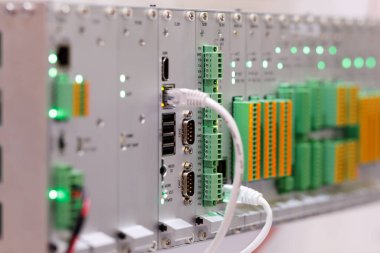 Endüstriyel PLC tabanlı modüler kontrol sistemi rafta. Seçici odak.