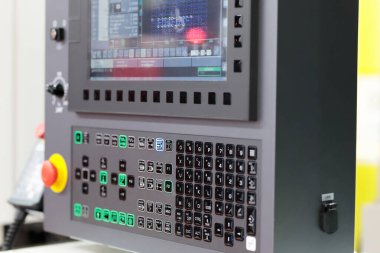Lazer kesme makinesinin CNC kontrol paneli. Seçici odak.