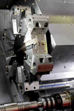 Taret diskine monte edilmiş aletleri olan yataklı CNC torna makinesi. Seçici odak.