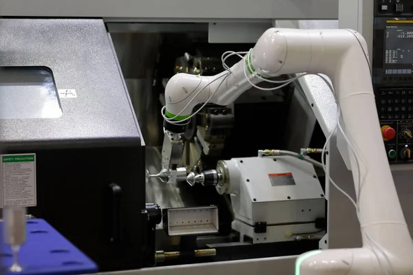 Cnc Drehmaschine Und Kooperativer Roboter Beim Beladen Des Werkstücks — Stockfoto