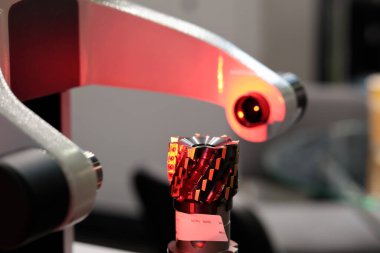 CNC değirmen kesici testi, ayarlama ve ölçüm makinesi ile. Seçici odak.