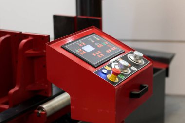 Otomatik metal işleme makinesinin kontrol paneli. Seçici odak.