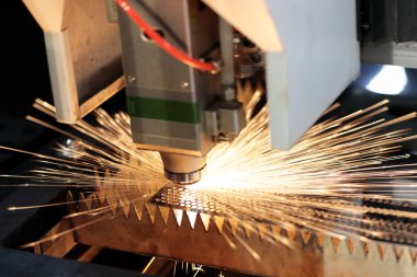 Metal levha, CNC lazer kesme makinesiyle kesiliyor. Seçici odak.