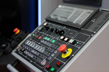Endüstriyel torna makinesinin CNC kontrol paneli. Seçici odak.