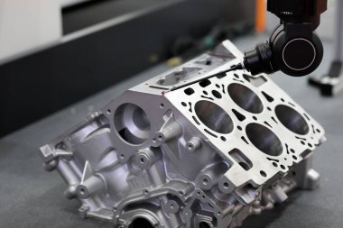 Otomobil motorunun otomatik koordinat ölçüm makinesi ya da CMM ile boyut denetimi. Seçici odak.