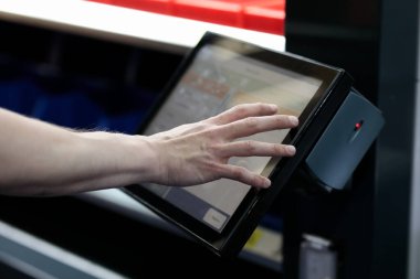 Endüstriyel ekipmanların uzaktan kumanda paneli. Seçici odak.