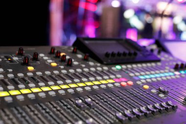 Canlı bir etkinlikte dijital ses karıştırma konsolu. Seçici odak.