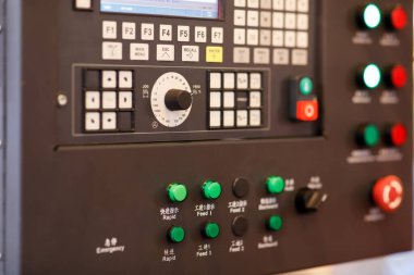 Endüstriyel ekipmanların kontrol paneli kapalı. Seçici odak.