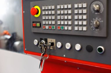 CNC makine kontrol konsolunu kapatıyor. Seçici odak.