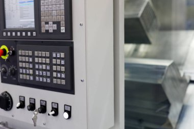 Endüstriyel CNC makine merkezi kapanıyor. Seçici odak.