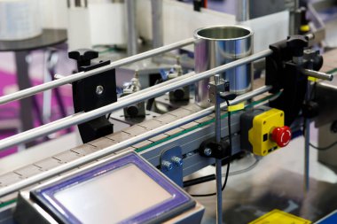 Plastik modüler taşıyıcı bantlı otomatik üretim hattı. Taşıyıcı banttaki boş bir teneke kutu. Seçici odak.