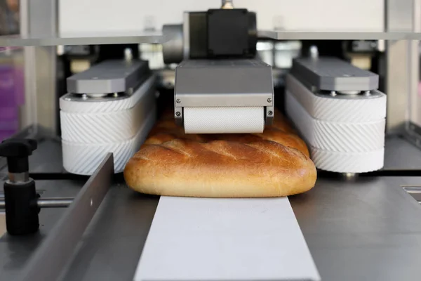 Loaves Bread Prepared Wheat Flour Conveyor Belt Automated Bakery Production — Stock Photo, Image