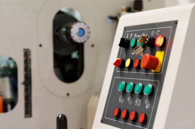 Modern endüstriyel makinenin kontrol panelinin düğmeleri ve düğmeleri. Seçici odak.