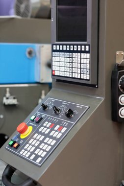Endüstriyel torna makinesinin CNC kontrol paneli. Seçici odak.