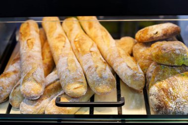 Süpermarkette ekmek üzerine baget. Seçici odak.