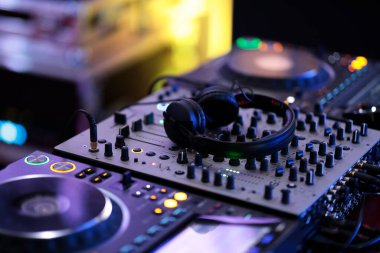Canlı bir etkinlikte DJ kurulumu. Seçici odak.
