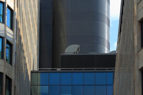 Sistemas de aire acondicionado y ventilación en un techo — Foto de Stock