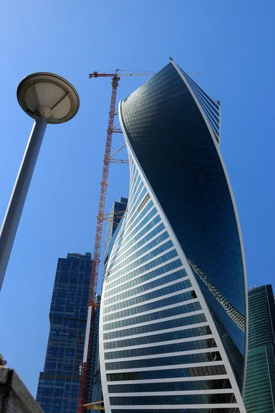 Будівництво вигнутої вежі будівлі — стокове фото