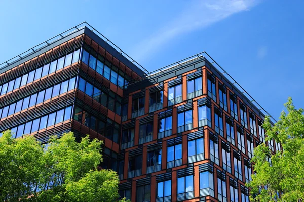 Edificio per uffici durante la giornata estiva — Foto Stock