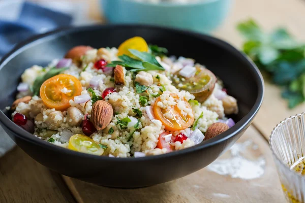 Couscous con ensalada de granada y almendras —  Fotos de Stock