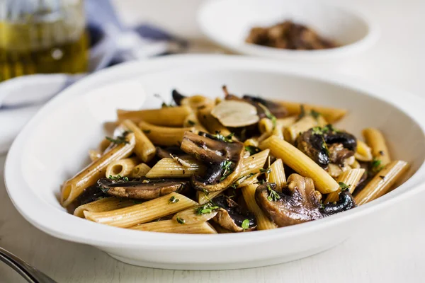 Penne met paddestoelen en kruiden saus — Stockfoto