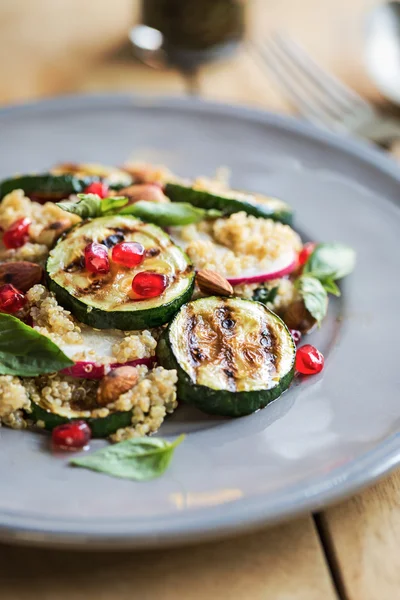 Quinoa avec salade de courgettes grillées — Photo