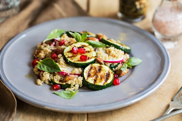 Quinoa mit gegrilltem Zucchini-Salat — Stockfoto