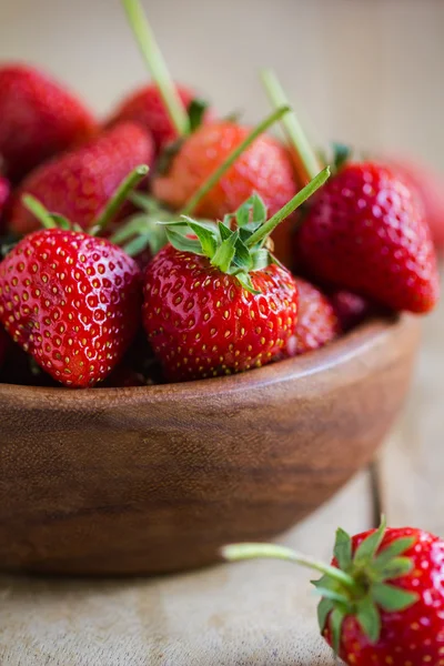 Färska jordgubbar i en trä skål — Stockfoto