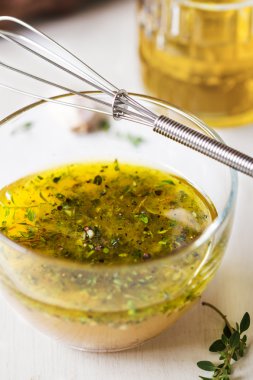 Herb ile ev yapımı salata sosu