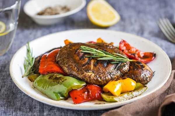 Grilled Portobello mushroom ,Bell pepper with Balsamic — Stock Photo, Image