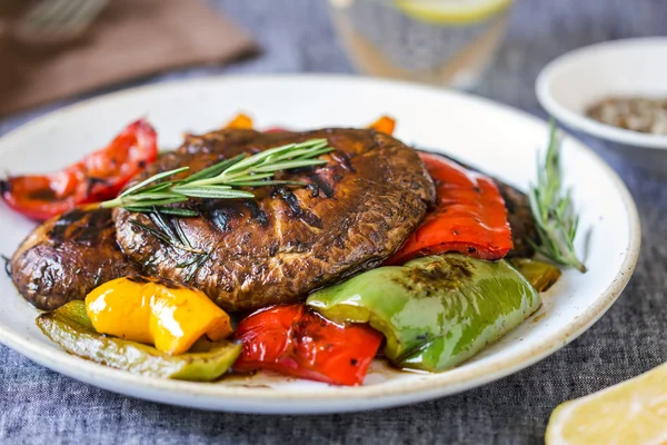 Grilled Portobello mushroom ,Bell pepper with Balsamic — Stock Photo, Image