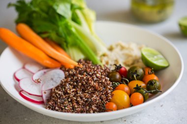 Quinoa salata kereviz, havuç ve Humus ile