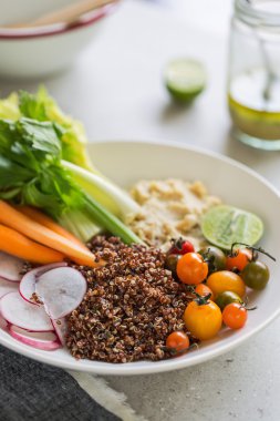 Quinoa salata kereviz, havuç ve Humus ile