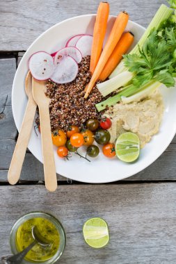 Quinoa salata kereviz, havuç ve Humus ile