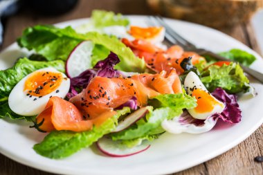 Haşlanmış yumurta salatası somon füme