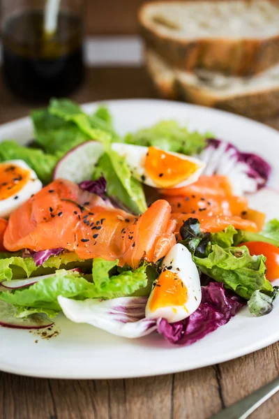 Räucherlachs mit gekochten Eiern Salat — Stockfoto