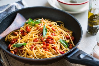 Fettuccine kiraz domates ile