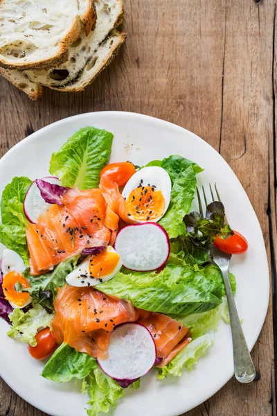Gerookte zalm met salade van gekookte eieren — Stockfoto