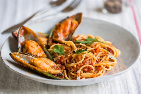 Spaghetti Marinara in een schotel — Stockfoto