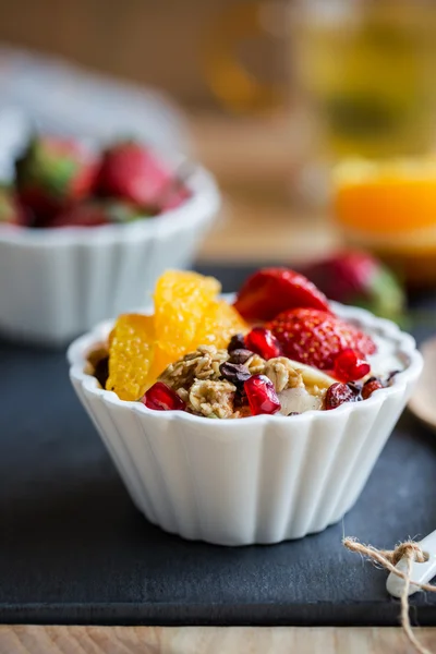 Müsli s pomeranč, jahoda v jogurtu — Stock fotografie