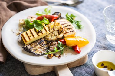 Patlıcan ve biber salatası ile ızgara Hellim