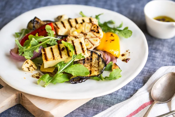 Halloumi a la parrilla con berenjena y ensalada de pimienta —  Fotos de Stock