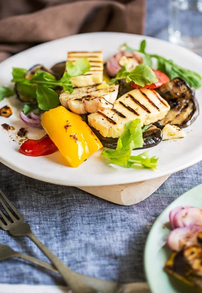 Grilled Halloumi with aubergine and pepper salad — Stock Photo, Image