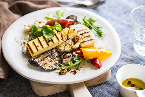 Grilled Halloumi with aubergine and pepper salad — Stock Photo, Image