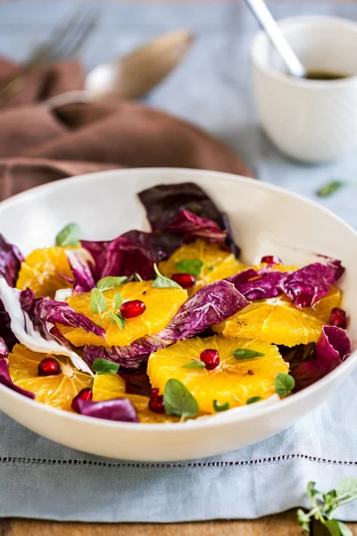 Oranje met granaatappel en Radicchio salade — Stockfoto