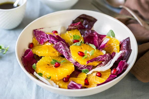 Orange med granatäpple och Radicchio sallad — Stockfoto